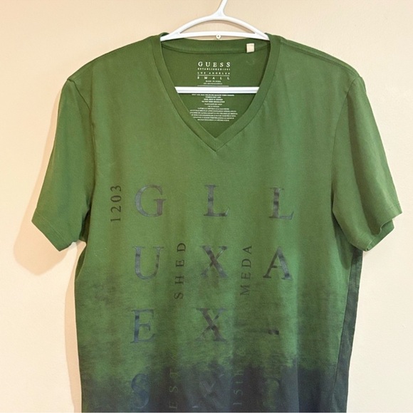 3/$10⚡️Guess Green & Black Ombre Graphic Print V-Neck T-Shirt - Picture 2 of 9